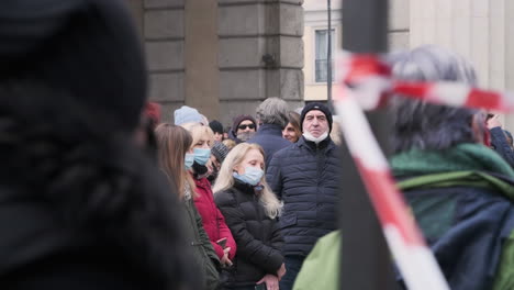 Multitud-De-Personas-Enmascaradas-Reunidas-En-La-Plaza-De-Milán-Para-Una-Protesta-Por-El-Trabajo-Contra-El-Gobierno