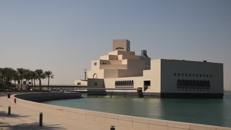 El-Museo-De-Artes-Islámicas-Es-Una-De-Las-Principales-Atracciones-Turísticas-De-Qatar-Y-Representa-El-Arte-Islámico-En-Tres-Continentes-Con-Más-De-1400-Años-De-Antigüedad