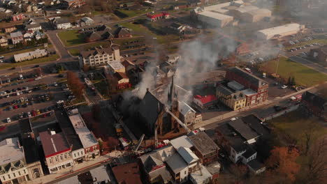 Departamento-De-Bomberos-Intentando-Salvar-Iglesia-En-Llamas,-Aéreo,-Cámara-Lenta