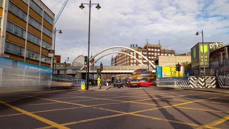 Zeitraffer-Des-Verkehrs-Auf-Der-Kreuzung-Shoreditch-Highstreet-Commercial-Street-Ab-Der-Tagesmitte