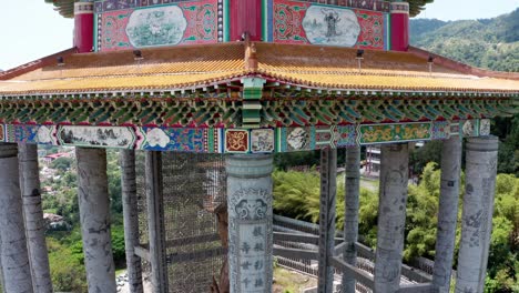 Santuario-De-La-Diosa-De-La-Misericordia-De-Kuan-Yin-En-Kek-Lok-Si-Detalles-De-La-Arquitectura-Del-Techo-Del-Templo-Budista,-Disparo-De-Revelación-De-Inclinación-Hacia-Arriba-Del-Dron-Aéreo