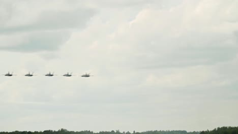 Die-Flugvorführungsstaffel-Der-Blue-Angels-Vollführt-Beeindruckende-Kunstflugleistungen-Am-Himmel