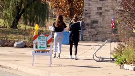 Una-Pequeña-Fila-Fuera-De-Un-Lugar-De-Votación-En-Persona-A-Medida-Que-Más-Votantes-Se-Alinean-Y-Usan-La-Estación-De-Lavado-De-Manos-Mientras-Practican-El-Distanciamiento-Social-Y-Usan-Máscaras-Durante-La-Pandemia-De-Covid-19