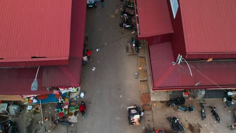 Escena-En-El-Mercado-Tradicional-Cerca-Del-Edificio-Multipropósito-En-Medan,-Indonesia---Antena