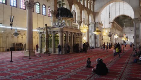 Inside-shot-of-the-glamorous-mosque-in-Damaskus,-Syria