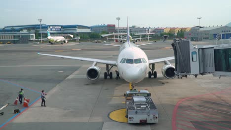 Tripulaciones-De-Tierra-Retirando-Conos-De-Seguridad-Y-Cuñas-Del-Avión-Estacionado-Antes-Del-Despegue