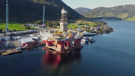 Luftaufnahme-Der-Bohrinsel-Transocean-Norge,-Während-Sie-Längsseits-Auf-Der-Westcon-Werft-In-Olensvaag,-Norwegen,-Liegt