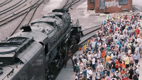 La-Multitud-Admira-A-Union-Pacific-Big-Boy-Steam-Engine-4104-En-Exhibición