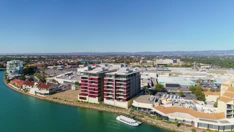 West-Lakes-Princess-Cruise-Boat-Anclado-En-El-Embarcadero-Cerca-Del-Lakes-Resort-Hotel-En-Un-Soleado-Día-De-Verano-En-West-Lakes,-Adelaide,-Australia-Del-Sur