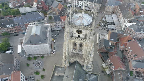 Historische,-Gotische-Dombasilika-Unserer-Lieben-Frau-Von-Tongern,-Luftaufnahme