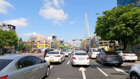 Centro-De-Seúl-En-El-área-De-Jamshil---Punto-De-Vista-Del-Conductor-Conduciendo-Y-Viajando-En-La-Ciudad-Con-Vista-A-La-Torre-Lotte---Rascacielos-De-Construcción-Más-Alto-En-Seúl,-Corea-Del-Sur