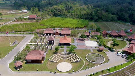 Vista-Aérea-De-La-Atracción-Turística-Balcondes-Ngadiharjo-En-Magelang,-Indonesia