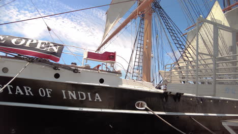 Pancarta-De-Apertura-Colgada-En-La-Cubierta-Del-Museo-De-Barcos-Star-Of-India-Durante-La-Pandemia-De-Covid-19-En-San-Diego,-California