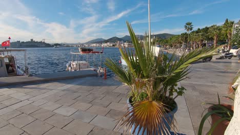 Filmische-Darstellung-Der-Friedlichen-Bodrum-Promenade-Mit-Yachten,-Die-Im-Sommer-Am-Hafen-Anlegen