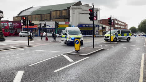 Un-Vehículo-Policial-Se-Detiene-Detrás-De-La-Cinta-De-Cordón-En-Un-Cruce-Y-Un-Oficial-Sale-En-La-Escena-Del-Crimen-En-El-Este-De-Londres.