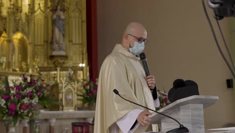 Sacerdote-Dando-Un-Sermón-En-La-Iglesia-Con-Máscara-En-La-Cara-Debido-A-Una-Pandemia