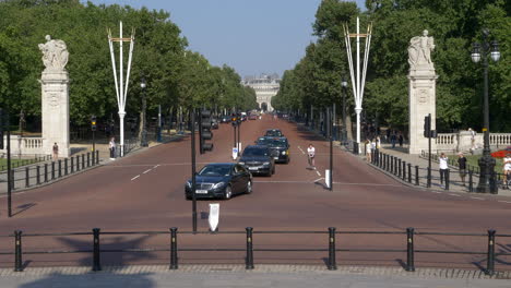 Autos-En-El-Centro-Comercial,-Londres-Conduciendo-Al-Palacio-De-Buckingham