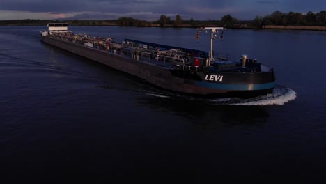 Buque-Cisterna-Levi-Navegando-Al-Atardecer-En-Un-Río-Tranquilo-En-Barendrecht-Cerca-De-Rotterdam,-Holanda-Del-Sur,-Países-Bajos