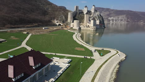 Wunderschöne-Rekonstruierte-Festung-Am-Fluss