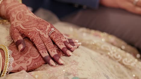 Mehndi-Heena-Anwesend-Während-Der-Indischen-Hochzeit