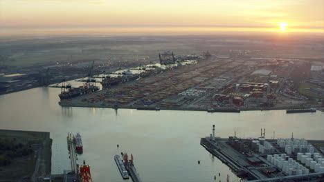 Schiffe-Bereit,-Bei-Sonnenaufgang-Von-Kränen-Mit-Containern-Beladen-Zu-Werden