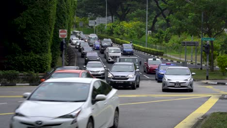 Tráfico-De-Vehículos-En-Hora-Punta-En-El-Semáforo-Outram,-Singapur