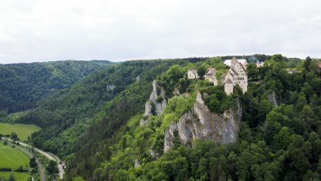 Antena-Del-Castillo-Werenwag-En-La-Montaña-Junto-Al-Río-Danubio-En-Alemania