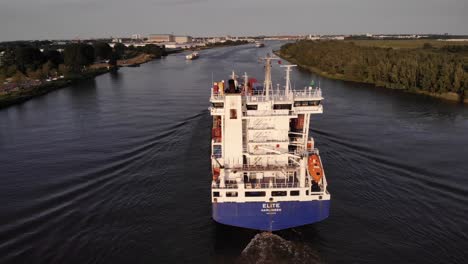 Vista-Aérea-De-La-Popa-Del-Buque-Portacontenedores-De-Carga-De-Las-Líneas-Wec-Que-Se-Mueve-A-Lo-Largo-Del-Río-Oude-Maas