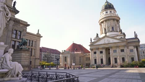 Famoso-Gendarmenmarkt-De-Berlín-Con-Estatua-Y-Hermosa-Iglesia-Francesa