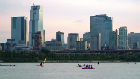 Kajakfahren-Und-Windsurfen-Am-Fluss-Han-Mit-Hochhäusern-Der-Metropole-Seoul-In-Südkorea