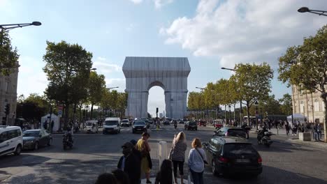 Lapso-De-Tiempo-Del-Arco-Del-Triunfo-Completamente-Envuelto,-Obras-De-Arte-De-Christo-Y-Jeanne-Claude-Con-Personas-Tomando-Fotografías,-París,-Francia