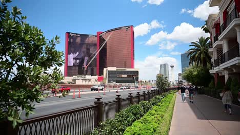 Turista-Caminando-Frente-Al-Nuevo-Mundo-De-Resorts-En-El-Strip-De-Las-Vegas