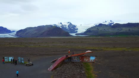 Tourists-Visit-Skeidara-Bridge-Monument,-Historical-Landmark-In-Svinafell,-Iceland