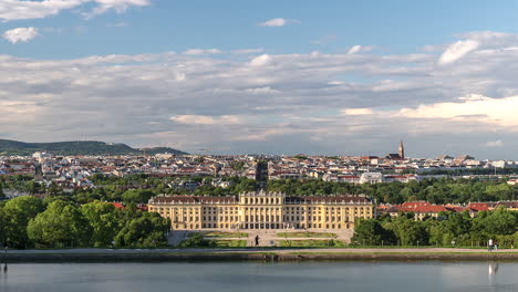 Atemberaubender-Zeitraffer-über-Schönbrunn-Und-Der-Wiener-Skyline-An-Einem-Bewölkten-Tag