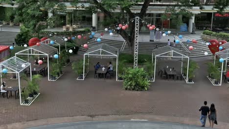 área-De-Puestos-Al-Aire-Libre-En-Un-Centro-Comercial-Decorado-Con-Globos-Rojos,-Blancos-Y-Azules-De-Las-Banderas-Estadounidenses-Y-Filipinas-Para-Conmemorar-La-Amistad-Filipino-estadounidense-El-4-De-Julio