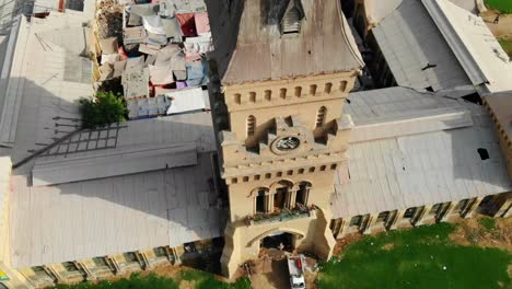 Vista-Aérea-De-La-Torre-Del-Reloj-En-El-Mercado-De-La-Emperatriz-Mirando-Hacia-Abajo