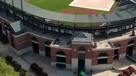 Entrada-Aérea-Inclinada-Hacia-Arriba,-Entrada-Aérea-Inclinada-Hacia-Arriba,-Campo-Cubierto,-Estadio-Local-Para-Los-Orioles-De-Baltimore,-Equipo-Profesional-Mlb-De-Béisbol-De-Las-Ligas-Mayores,-Parque-Oriole-En-Camden-Yards