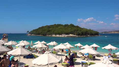 Viele-Menschen-Versammelten-Sich-Am-Wunderschönen-Weißen-Sandstrand-In-Ksamil,-Albanien