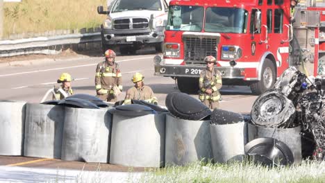 Feuerwehrleute-Säubern-Beim-Aufräumen-Von-Trümmern,-Die-Beim-Überschlag-Eines-Öltankers-Entstanden-Sind,-Und-Sprühen-Eine-Schaumschicht-Auf,-Um-Sie-Im-Falle-Einer-Entzündung-Zu-Schützen