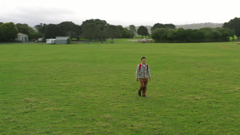 Un-Hombre-Caminando-Por-El-Parque-De-Ovejas