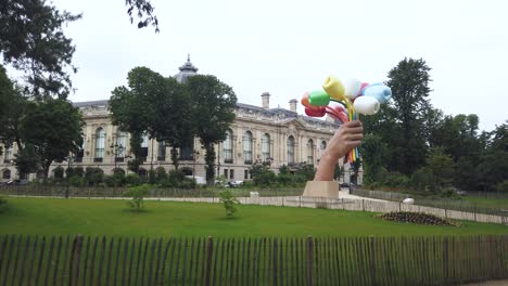 Schwenk-Von-Jeff-Koons‘-Tulpenkunst,-Frieden-Zu-Ehren-Der-Opfer-Von-Pariser-Anschlägen-In-Der-Nähe-Des-Petit-Palais-Museums-Und-Der-Champs-Elysées,-Paris,-Frankreich