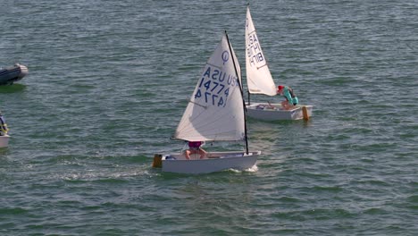 Kinder-Lernen-Segeln-Vor-Der-Küste-Von-Santa-Barbra-In-Kalifornien