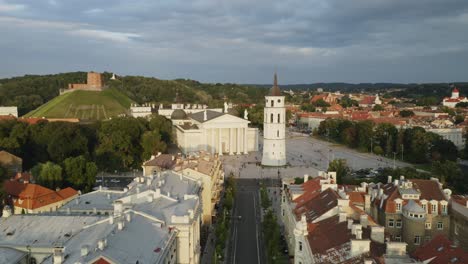 Antena:-Catedral-De-Vilnius-Y-Campanario-En-Verano-Con-La-Colina-De-Gediminas-Al-Fondo-En-Las-Noches-De-Verano