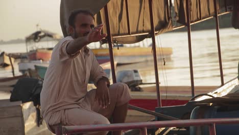 Retrato-Ambiental-De-Un-Operador-De-Barco-Sonriendo-En-Pakistán