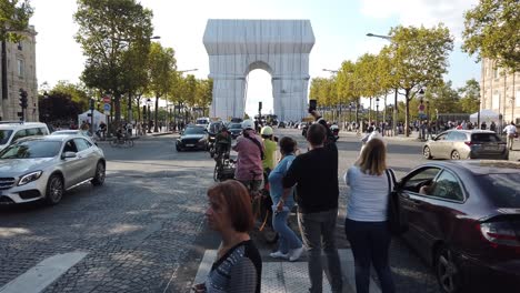 Static-Shot-of-The-Arc-de-Triomphe-Wrapped,-Artwork-From-Christo-and-Jeanne-Claude,-People-taking-pictures,16-Days-only,-Paris-France