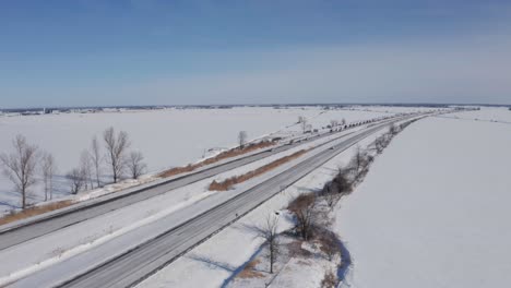 Luftaufnahme-Des-Freiheitskonvois,-Der-Von-Der-Ostküste-Kanadas-Auf-Dem-Highway-417-Transcanada-Kommt