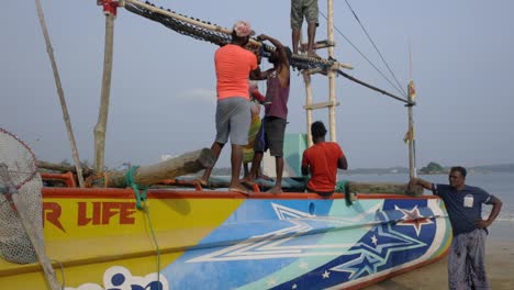 Statische-Slomo-Aufnahme-Von-Fischern,-Die-Ihr-Boot-Für-Die-Ausfahrt-Aufs-Meer-Vorbereiten,-Weligama,-Sri-Lanka