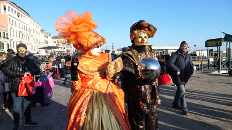 Glitzernd-Glänzendes-Zaubererkostüm-Der-Hingucker-Beim-Karneval-In-Venedig