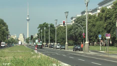 Karl-marx-allee-En-Berlín-Con-Torre-De-Televisión,-Alemania