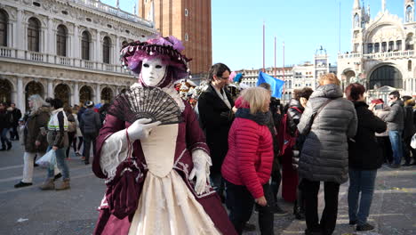 Mujer-Con-Traje-Rojo-Y-Máscara-En-La-Plaza-San-Marco